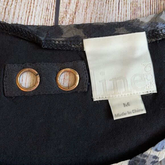 Line & Dot Top - Picture 6 of 7